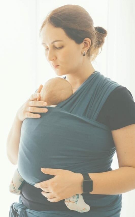 mujer porteando un bebé